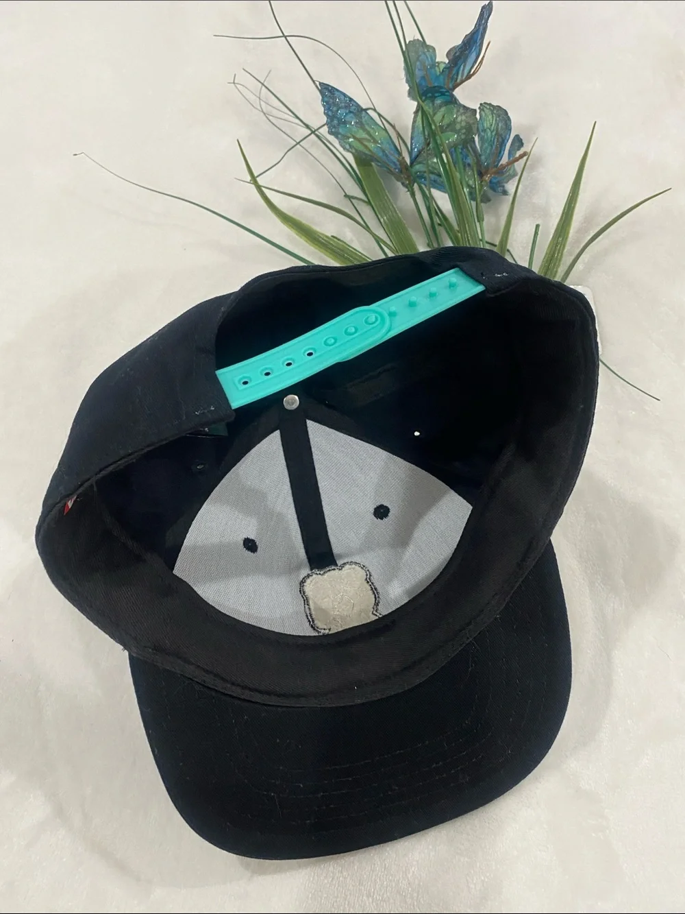 SOUTHPOLE Black Cap with Red Logo Accent